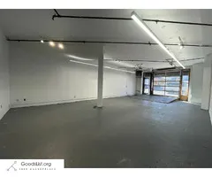 $6,000 / 900ft2 - Flushing Ave: Your Gateway to Business Success!