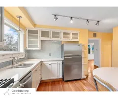 $910 / 2br - 1248ft2 - WONDERFUL NATURAL LIGHT KITCHEN AND 2BED/1 BAHTROOMS. (Bellingham, WA)