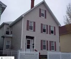 $900 / 1br - 450ft2 - */-Cozy upstairs apartment & Coin-operated laundry on site shared